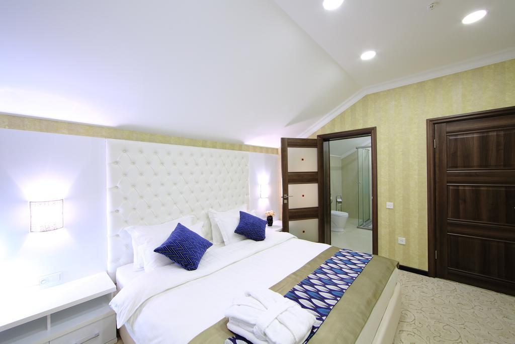 Premier Hotel Bishkek Esterno foto