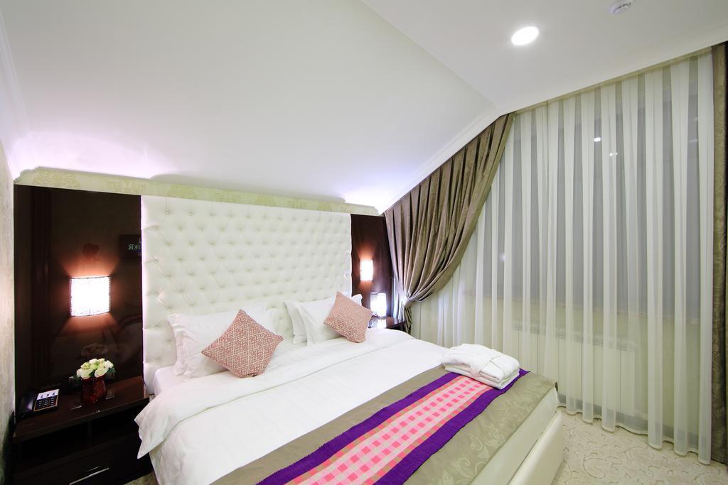 Premier Hotel Bishkek Esterno foto