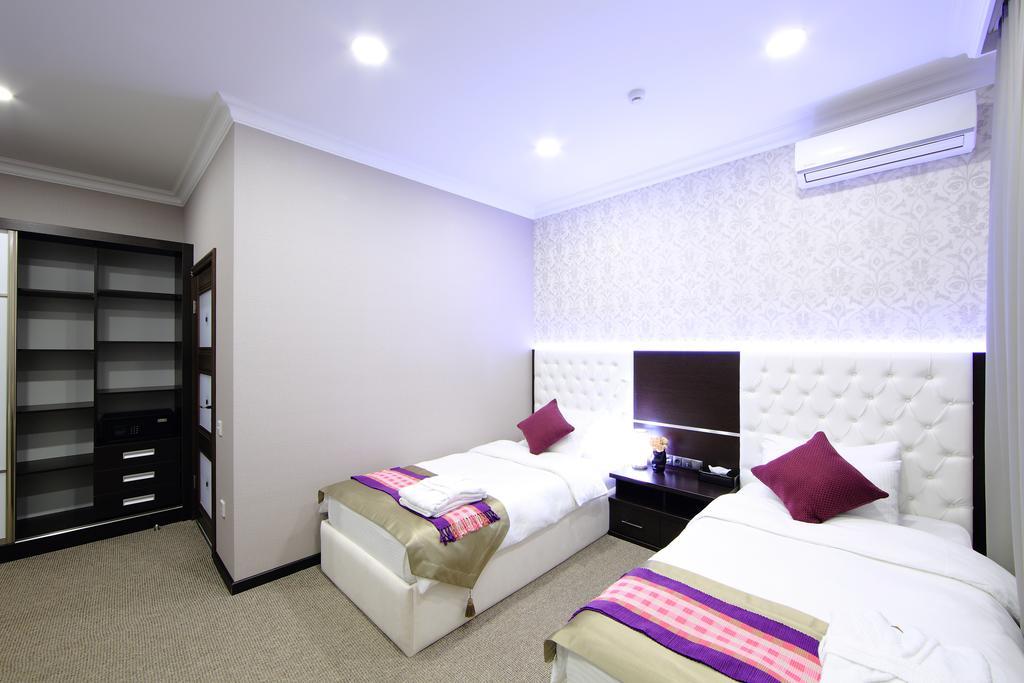 Premier Hotel Bishkek Esterno foto