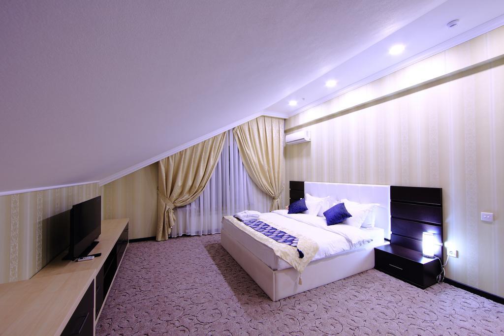 Premier Hotel Bishkek Esterno foto