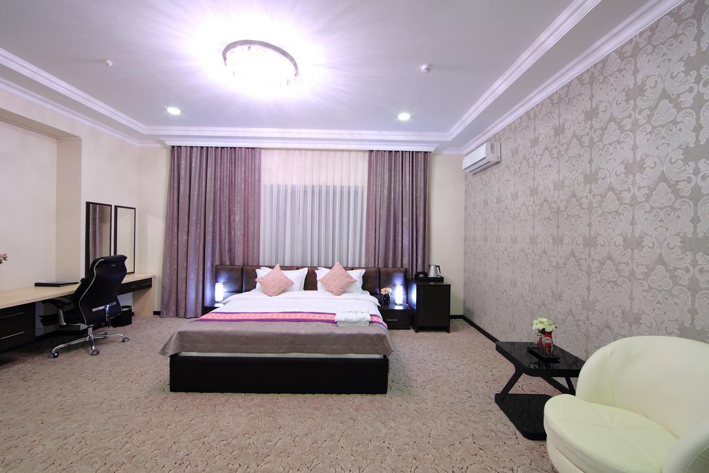 Premier Hotel Bishkek Esterno foto