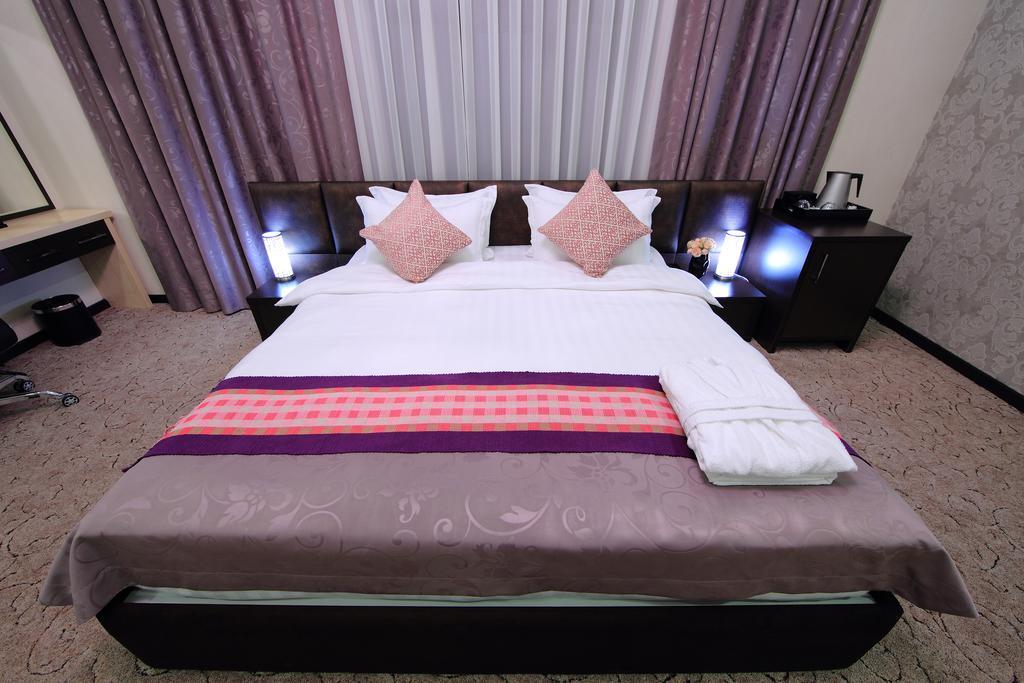 Premier Hotel Bishkek Esterno foto