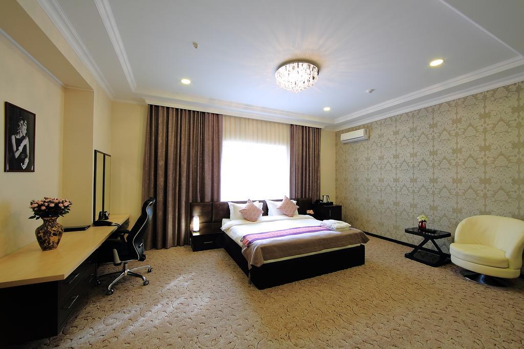 Premier Hotel Bishkek Esterno foto