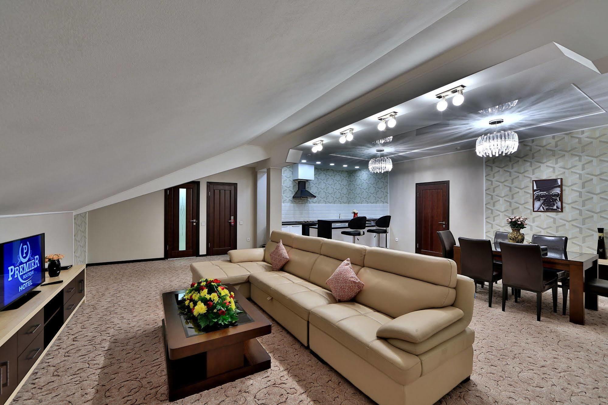 Premier Hotel Bishkek Esterno foto