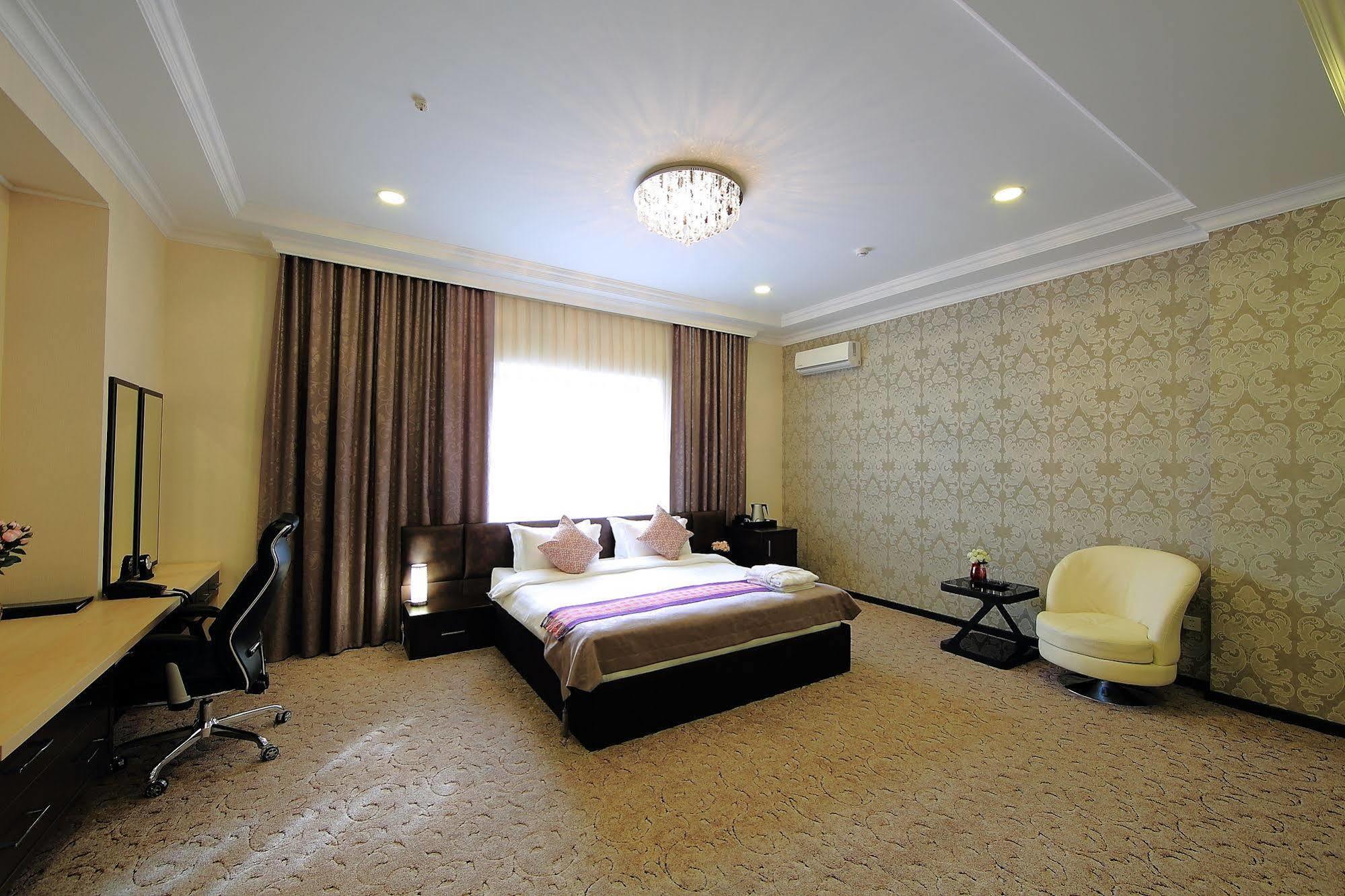 Premier Hotel Bishkek Esterno foto