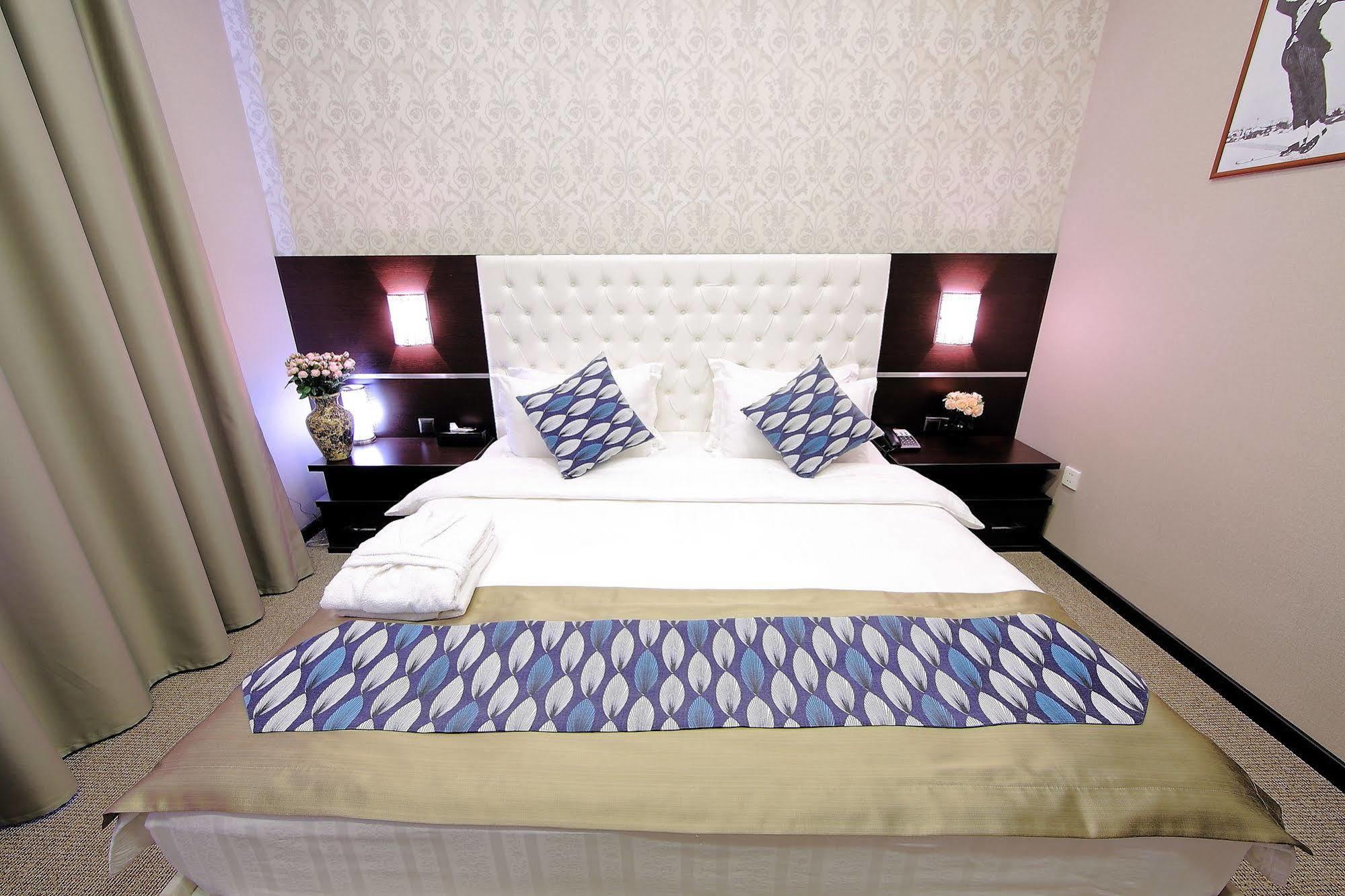 Premier Hotel Bishkek Esterno foto