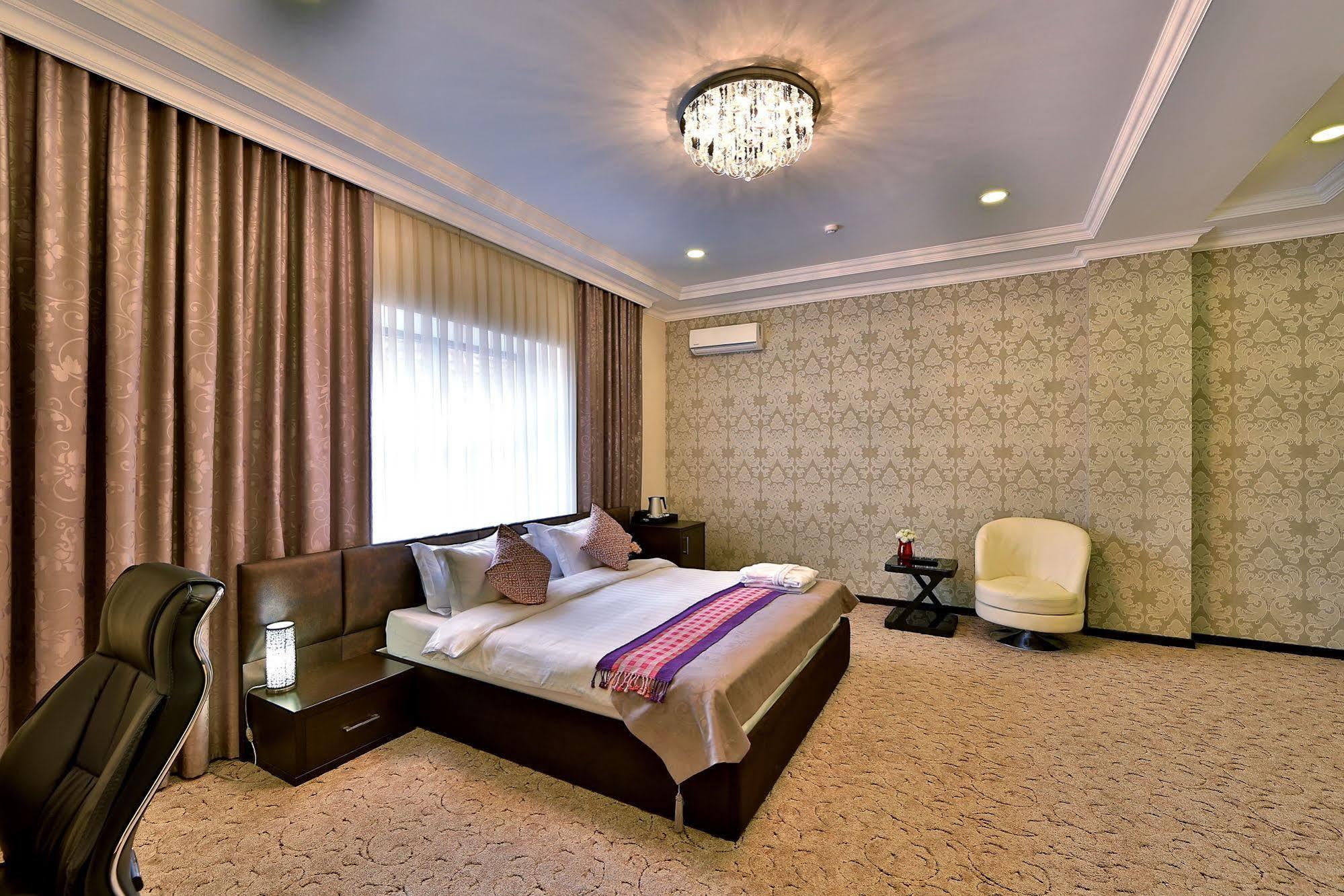 Premier Hotel Bishkek Esterno foto