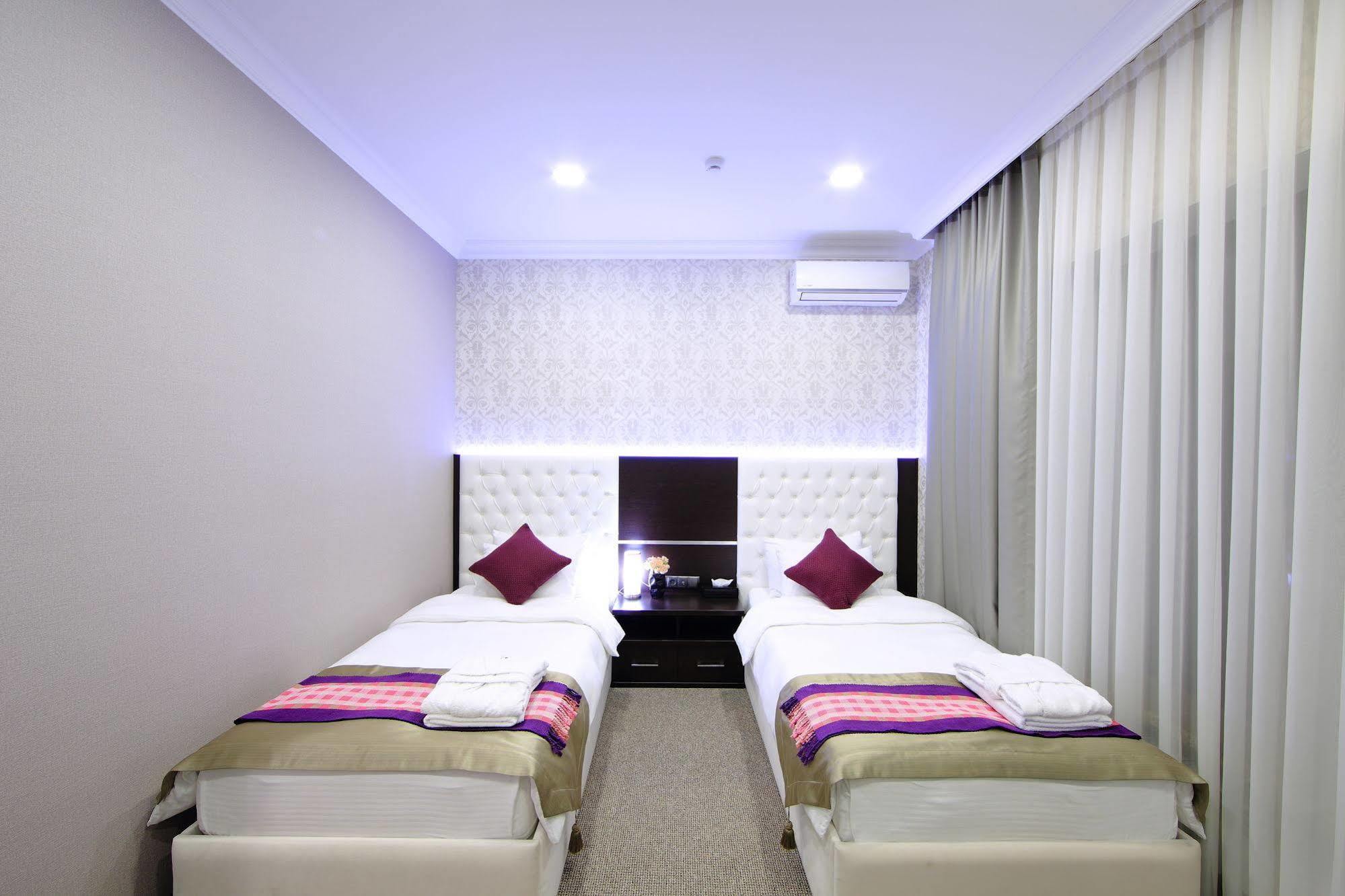 Premier Hotel Bishkek Esterno foto