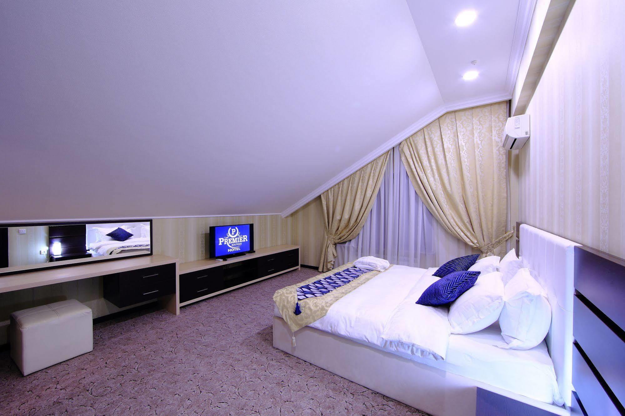 Premier Hotel Bishkek Esterno foto