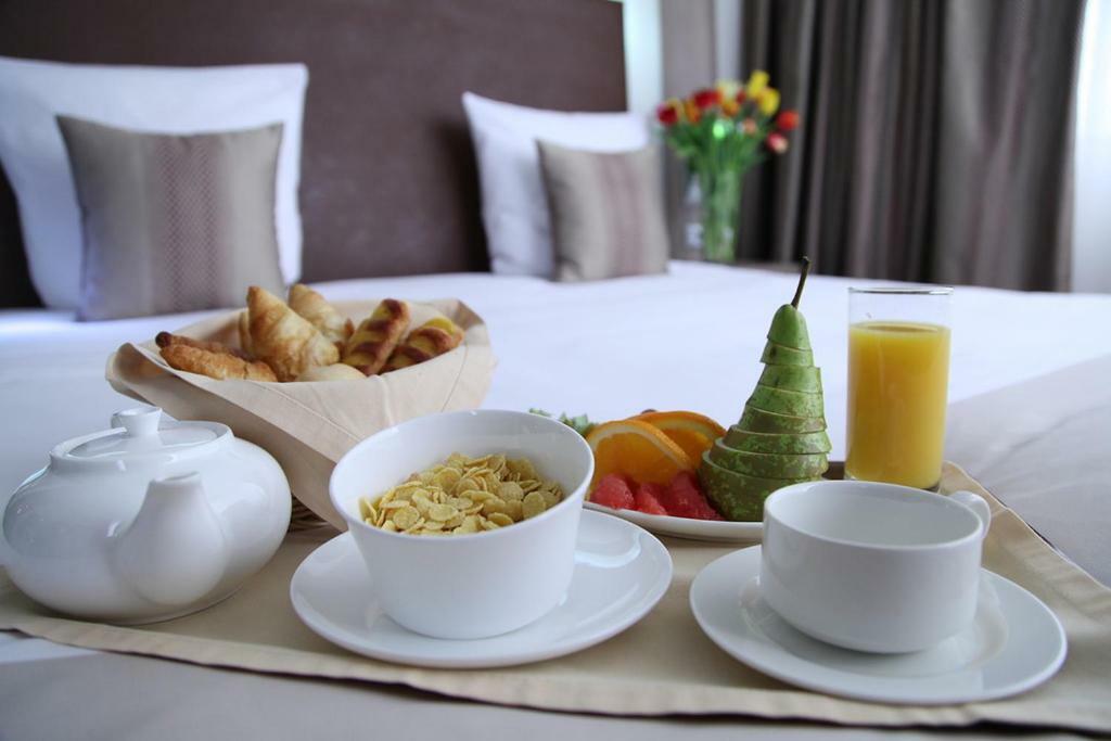 Premier Hotel Bishkek Esterno foto